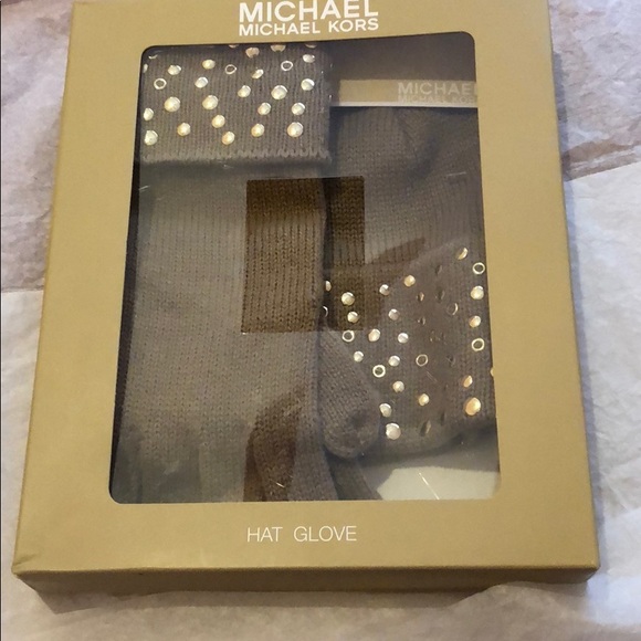 Michael Kors hat and glove set new in box - Picture 2 of 2